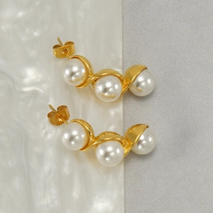Gold stainless steel pea earrings with three gradient white pearls in S-curve design