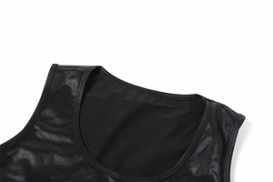 Détail du débardeur en cuir PU noir brillant avec col rond et texture de tissu lisse