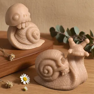 Dettaglio candela lumaca teschio su tavola di legno con fiori secchi decorativi
