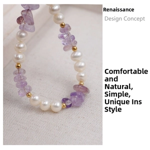 Détail de pierres d'améthyste violettes et perles d'eau douce sur un bracelet doré