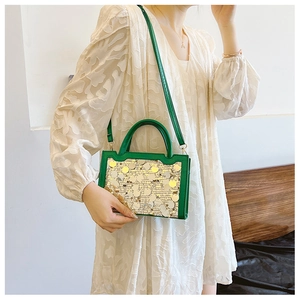 Dettaglio dei bordi verdi e paillettes della borsa a tracolla indossata da una modella