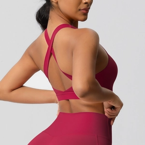 Gros plan du soutien-gorge de sport bordeaux avec un design croisé élégant au dos