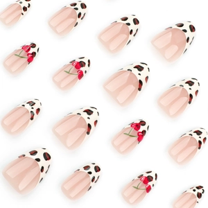 Faux ongles french manucure avec motif léopard et cerise sur fond rose