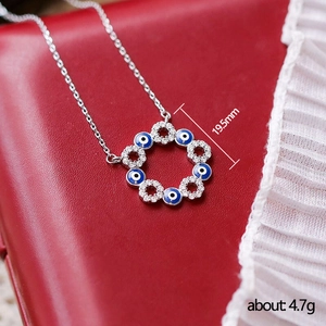 Collier mode pour femme avec charmes œil maléfique bleus sur fond de cuir rouge vif