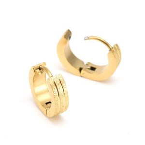 Boucles d'oreilles huggie dorées à trois couches en acier inoxydable avec fini mat sablé