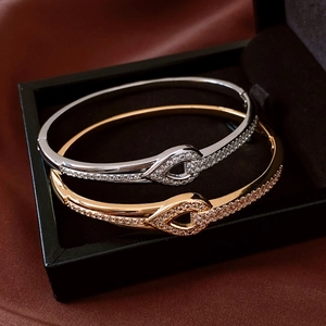 Détails des bracelets en or 18 carats et argent avec zircons sur velours noir