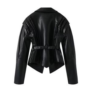 Veste en cuir PU noir pour femme avec plis aux épaules et ceinture au dos vue arrière