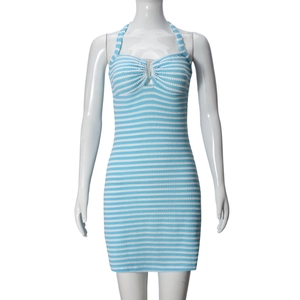 Dettaglio del vestito a costine a righe bianche e blu con scollo all'americana e nodo
