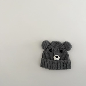 Vue détaillée du bonnet en tricot gris foncé avec oreilles d'ours et broderies