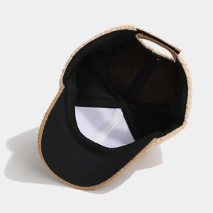 Warme Sherpa-Baseballcap für Kinder mit Buchstaben-Patch und Bommel, Innendetails sichtbar