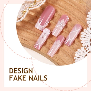 Faux ongles faits main roses avec fleurs 3D, perles et nœuds sur fond bois