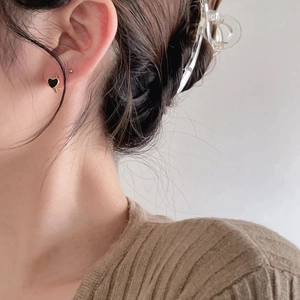 Elegant gold-edged black heart stud earrings for women with minimalist vintage design