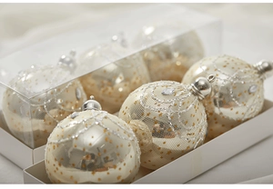 Nahaufnahme der 8cm creme-goldenen Weihnachtskugeln mit Netz und glitzernden Blumenmustern