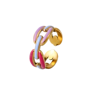 Vue détaillée bague chaîne dorée avec émail coloré en rose et bleu vif