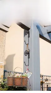 Détail de patère vintage en fonte avec une finition industrielle vieillie