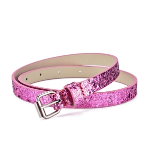 Primo piano dettagliato della cintura per bambini glitterata rosa con fibbia metallica.