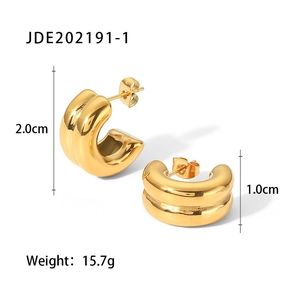 Detailansicht der 18K vergoldeten C-Ohrringe mit 2,0 cm Höhe und 15,7 g Gewichtsangabe