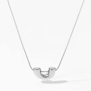 Collier moderne minimaliste avec pendentif en U argenté et chaîne serpent polie