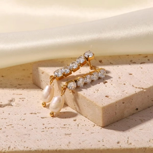 Boucles d'oreilles élégantes en acier doré 18K avec perles blanches et oxydes de zirconium