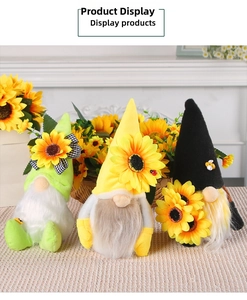 Dettaglio di tre gnomi girasole con cappelli di peluche su un tappeto intrecciato
