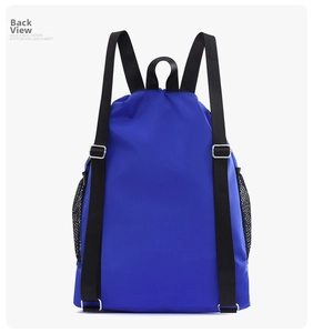 Vista posteriore dello zaino blu in nylon impermeabile con spallacci regolabili