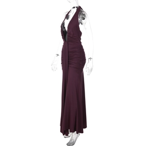 Détail d'une robe dos nu violet foncé avec tissu froncé et découpe arrière sexy