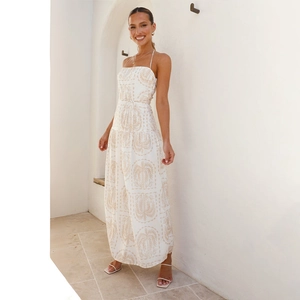 Détail de robe maxi dos nu blanche avec imprimé palmier beige et cordon à la taille