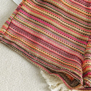 Nahaufnahme von farbenfrohem Häkelstrickgewebe mit böhmischen Streifentexturen