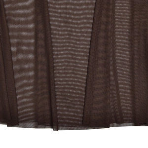 Vue détaillée macro d'un tissu en maille semi-transparent marron foncé avec texture