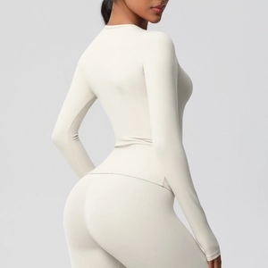 Détail de l'ensemble de yoga beige crème avec haut à manches longues et legging gainant