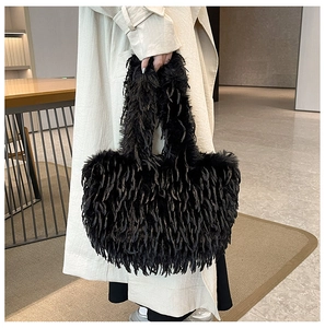 Gros plan du sac cabas noir en fausse fourrure duveteuse avec grande capacité