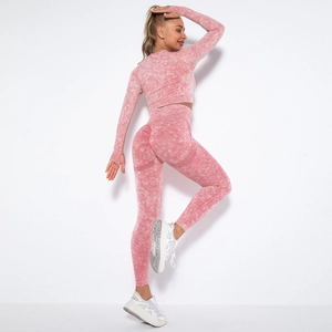 Detail eines nahtlosen Yoga-Sets in Pink Acid Wash mit Langarm-Crop-Top und Leggings