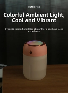 Dettaglio dell'umidificatore da tavolo rosa e bianco con luce notturna a LED multicolore