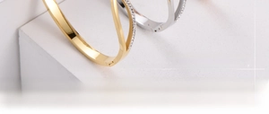 Gros plan de bracelets torsadés avec strass pavés sur une base minérale minimaliste