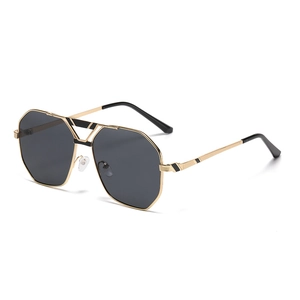 Klassische polygonale Sonnenbrille mit Gold-Metallrahmen und schwarzen Gläsern im Winkel