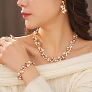 Parure de bijoux en perles vintage avec collier bracelet et boucles sur mannequin