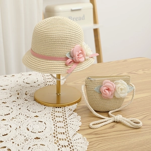 Détail du chapeau de paille pour filles avec mini sac floral assorti et ruban rose
