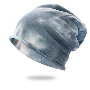 Gros plan sur la maille tie-dye bleu-gris et le bord roulé du bonnet ample slouchy