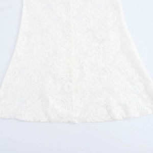 Weißes französisches Spitzenkleid mit transparentem Stricksaum und Blumenmuster