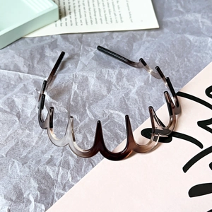Detail of gradient wave headband featuring inner grip teeth for secure hair styling