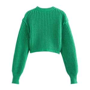 Vista posteriore del maglione corto a maglia verde smeraldo con classico girocollo