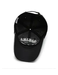 Vue intérieure de la casquette vintage noire avec broderie et bande de confort