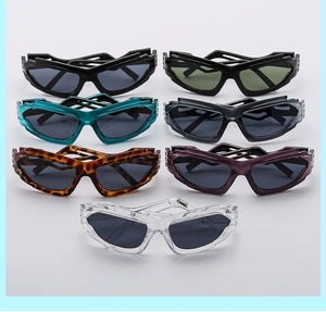 Varios colores de gafas de sol futuristas Y2K mostradas en tres filas sobre fondo gris