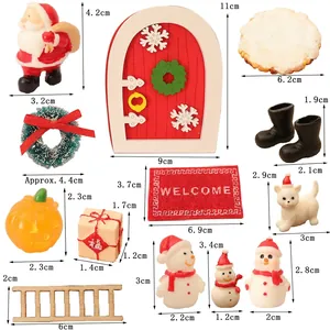 Set scena natalizia in miniatura per casa delle bambole con porta in legno e abeti