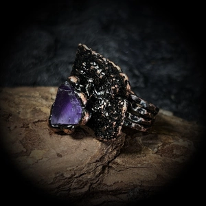 Vue macro d'une améthyste brute sertie dans une bague ajustable en bronze électroformé