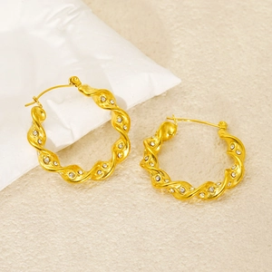 Boucles d'oreilles créoles torsadées en acier doré 18 carats avec strass scintillants