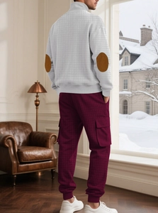 Détail du tissu en maille gaufrée sur le sweat gris pour homme avec patchs aux coudes bruns