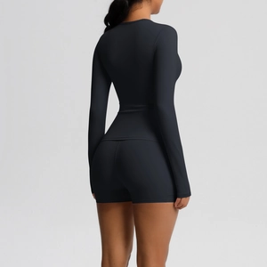 Détail d'un haut à manches longues en nylon double face et short de yoga assorti