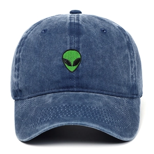 Cappellino da baseball in denim lavato retrò con ricamo testa aliena verde logo