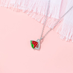 Collier avec pendentif pastèque en émail rouge vert et accents de zircone blanche